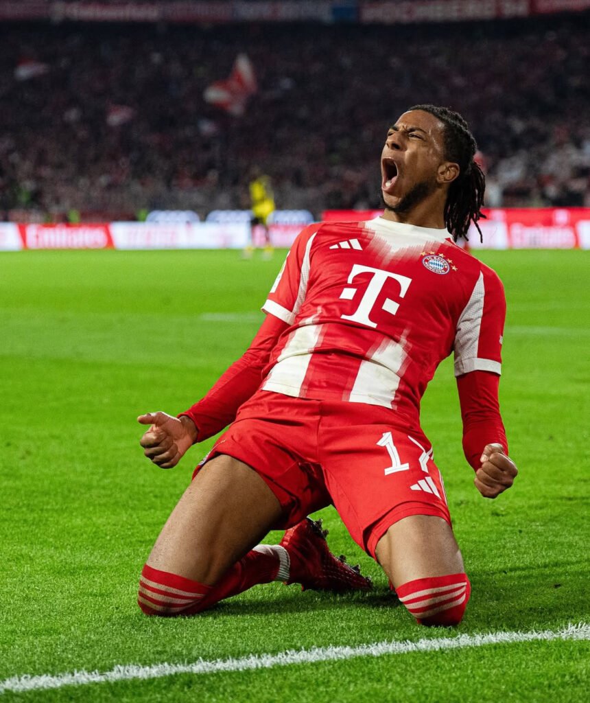 Michael Olise tras su gol frente al Borussia Dortmundt. Foto: Bayer de Munich