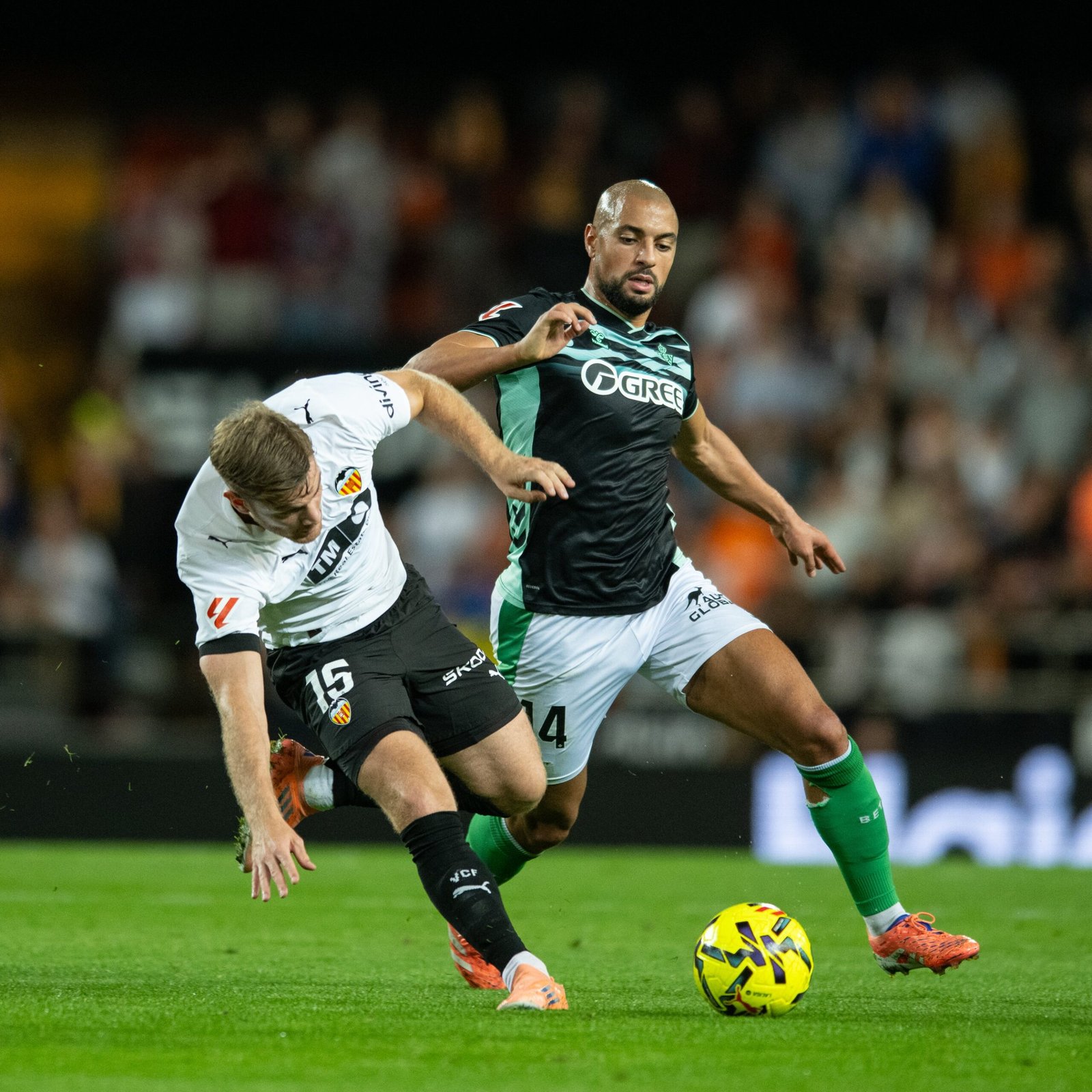 Amrabat y Santamaría. Foto Vía X (@RealBetis)