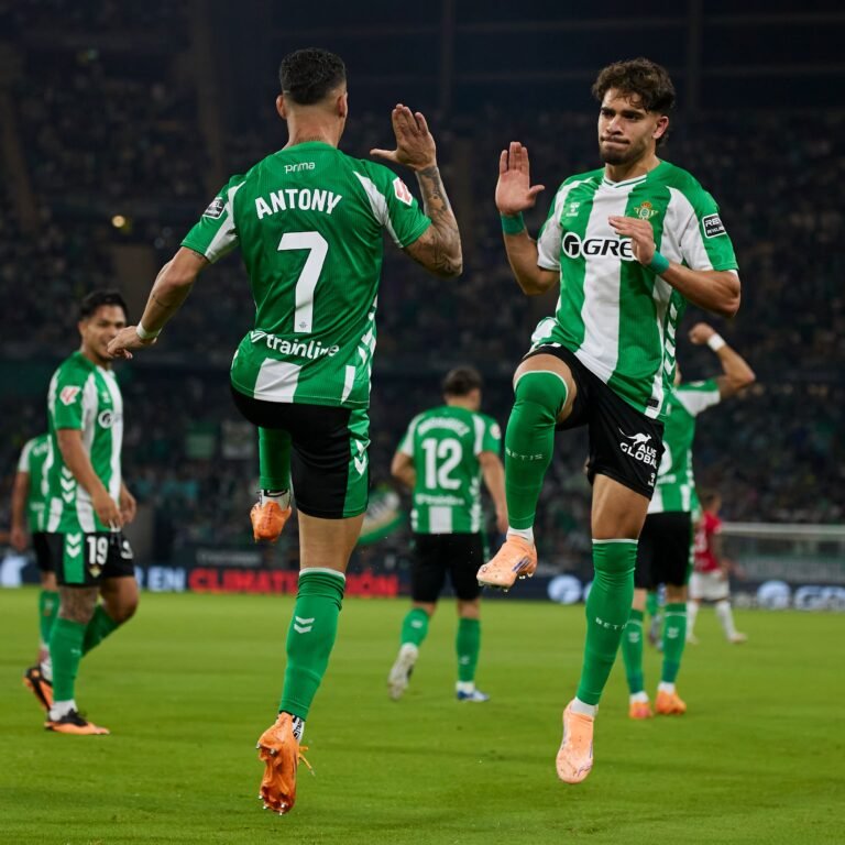 Antony y Abde celebrando el gol vs RCD Mallorca. Foto Vía X (@RealBetis).