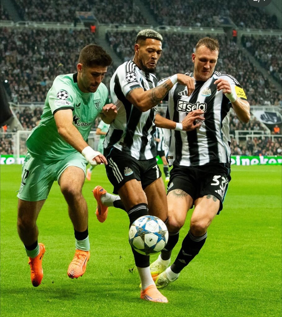 Dan Burn y Joelinton goleadores de la noche en la pelea por un balón.
Foto Athletic Club.