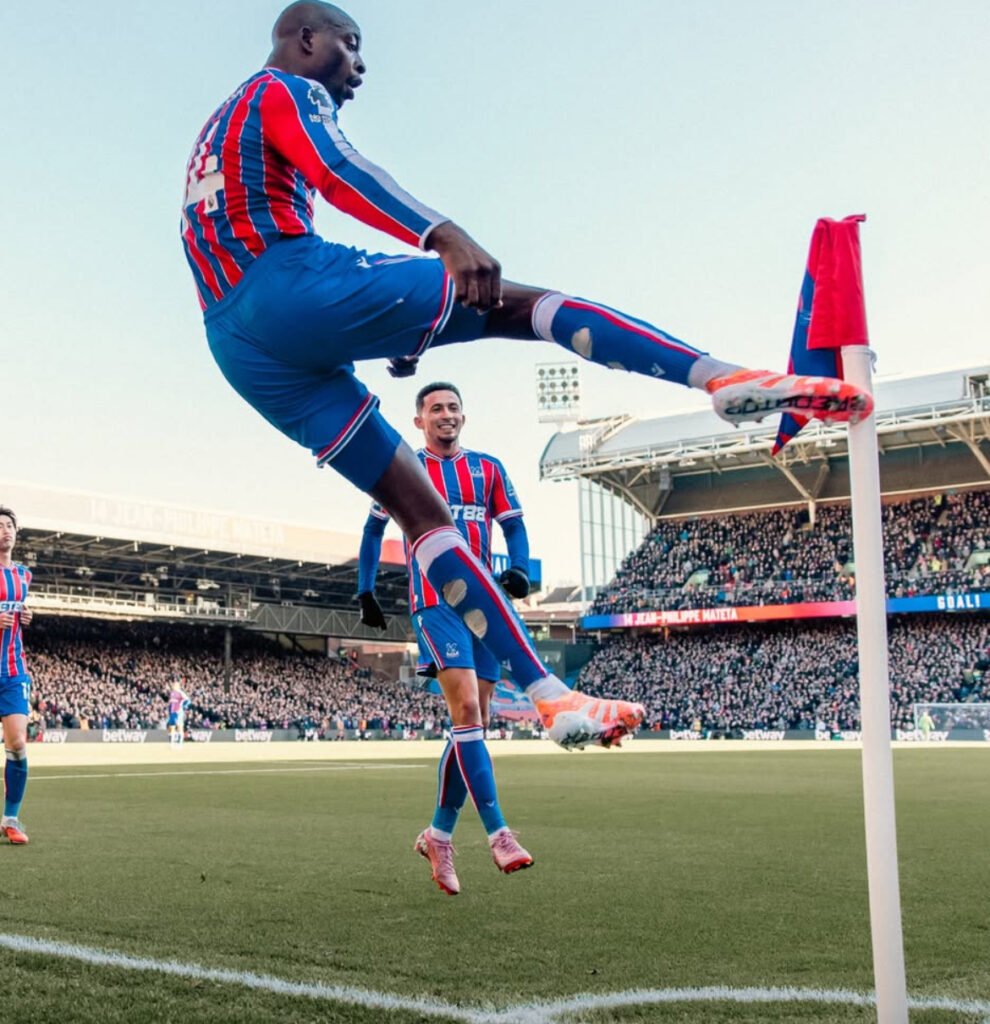 Jean Philippe Mateta celebrando el primero gol. Foto: Crystal Palace.