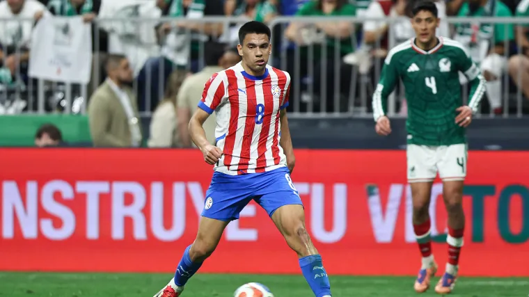 Diego Gómez y Edson Álvarez en el partido     Foto:https://www.sportingnews.com/us-es/futbol/news/mexico-paraguay-vivo-marcador-resumen-goles-amistoso/4e876c972de88ea32ea8055a
