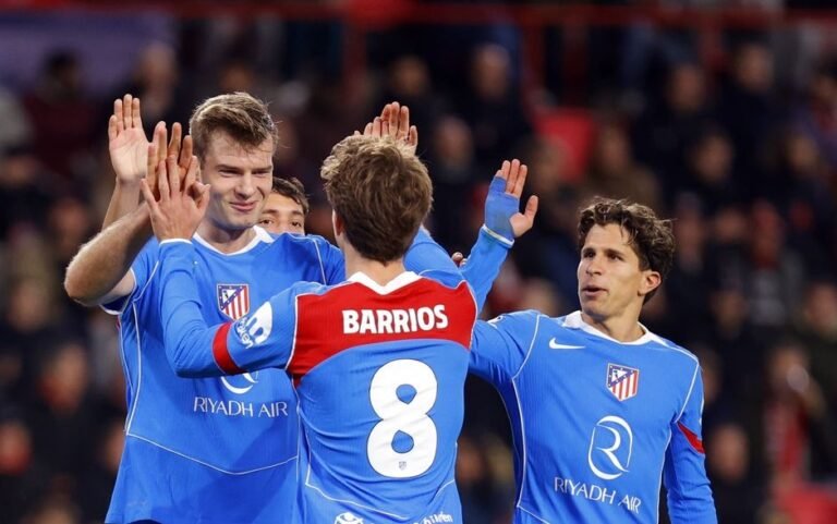 Sorloth, Barrios y Giuliano celebrando la victoria del Atlético ante el PSV