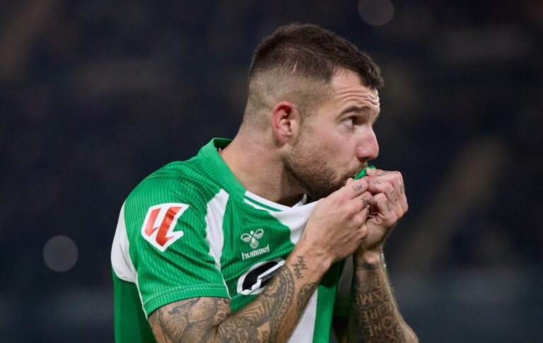 Aitor Ruibal besando el escudo del Betis. Foto Vía X (@RealBetis).