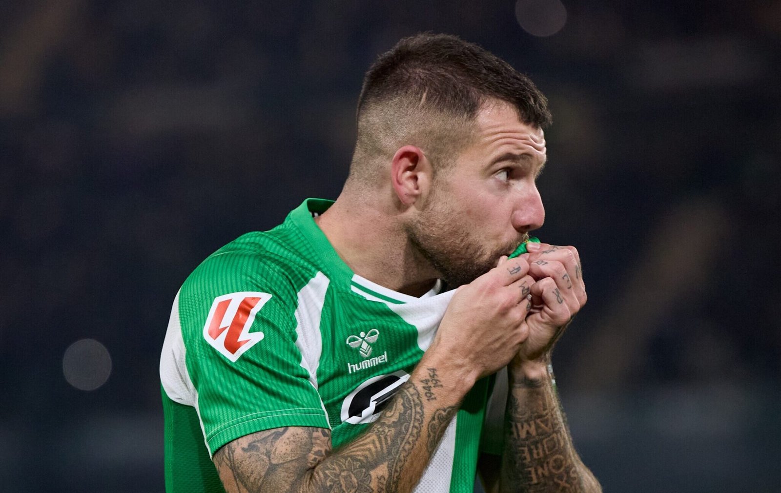 Aitor Ruibal besando el escudo del Betis. Foto Vía X (@RealBetis).